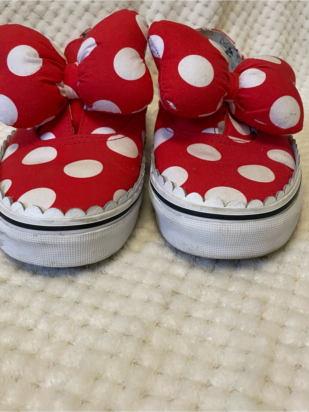 Vans x Disney Red and White Polka Dot Minnie’s Bows Slip-On Sneakers with Bow - Picture 3 of 11